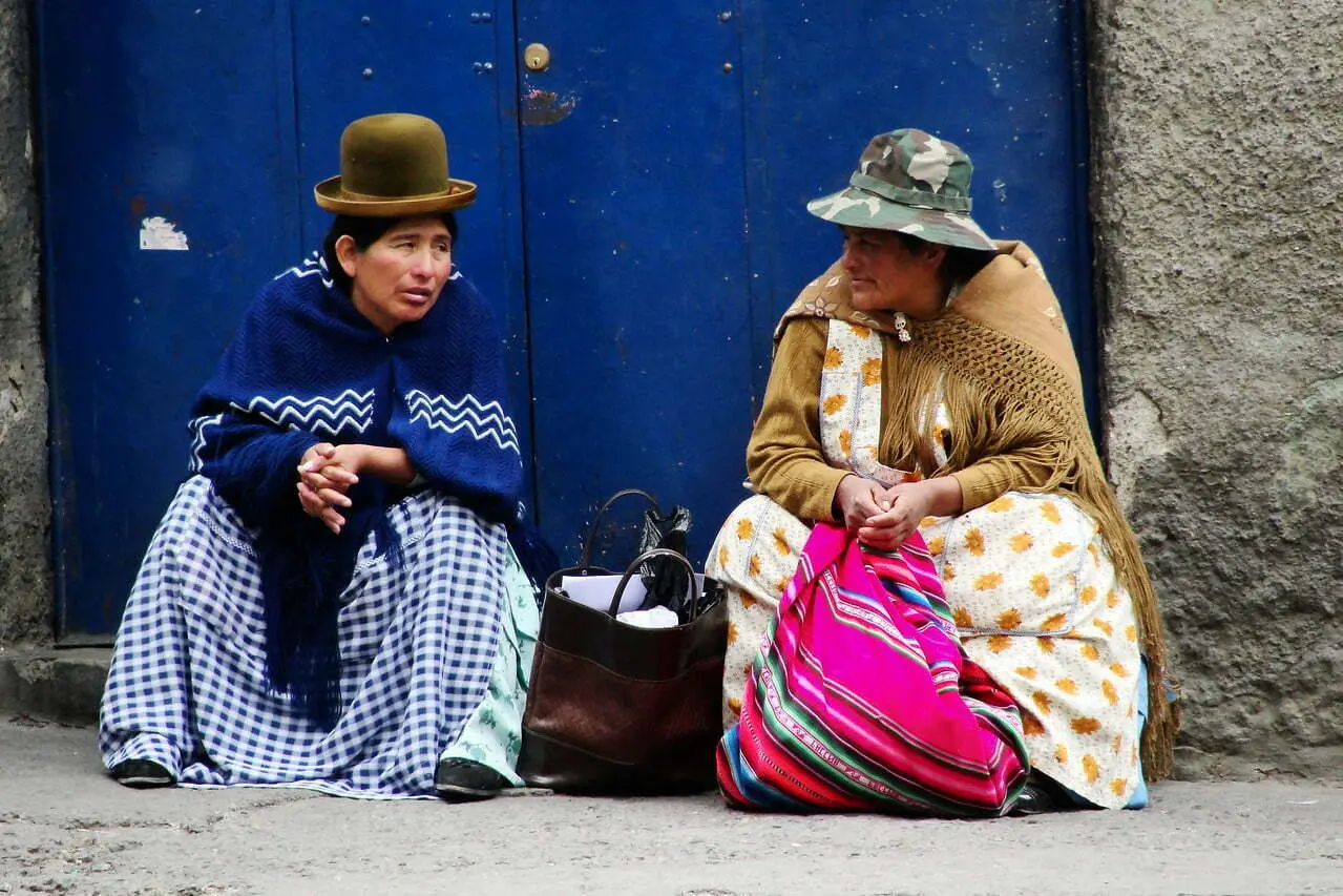Two ladies sitting down and chatting in La Paz, Bolivia 